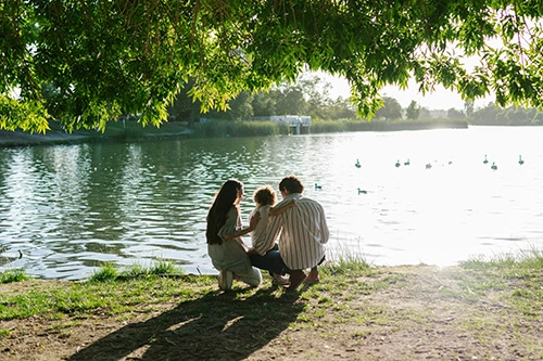 Parents avec leur enfant près d'un cours d'eau